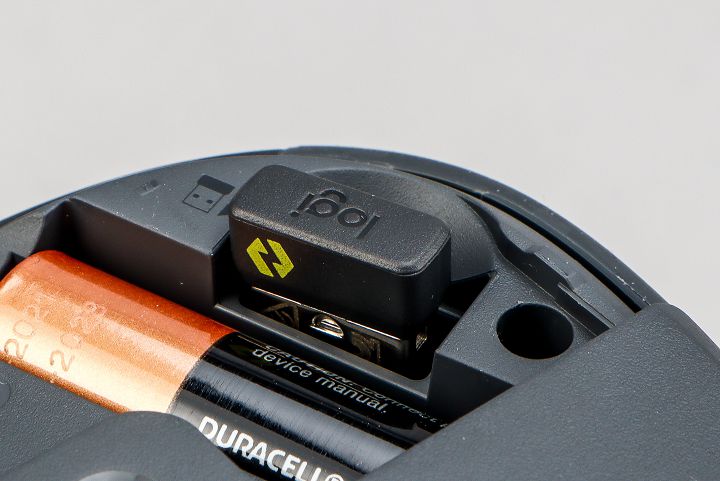 打開電池槽，內部也有收納 USB 無線接收器的空間，不用擔心遺失。