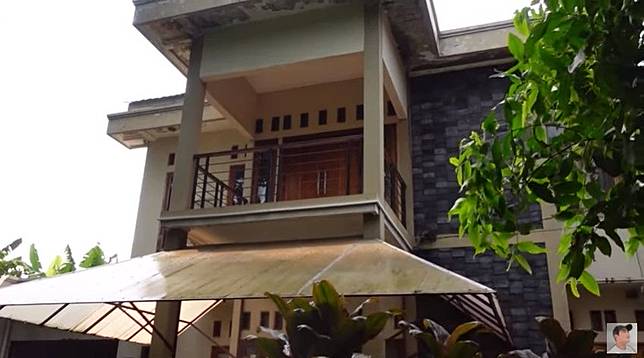 Potret rumah baru Arya Saloka. (YouTube/Sing Kye)