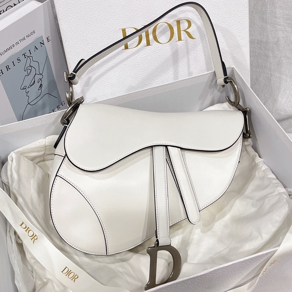 【哈極品】極新美品《Christian Dior 迪奧 新款 白色全皮 D字 銀釦 馬鞍包 手提包/肩背包》
