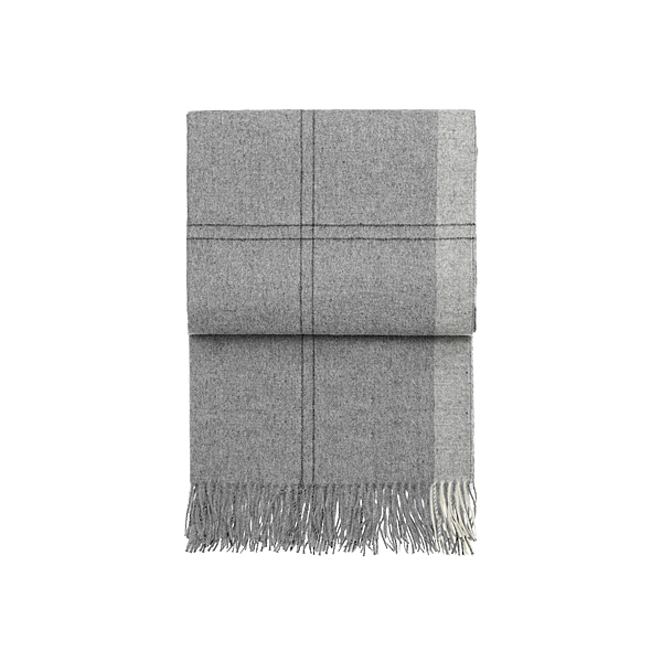 以大器的設計張力，單純俐落的設計風格，為現代時尚增添新頁。在寒冷的冬季，裹上保暖的大衣，輕盈無負擔。