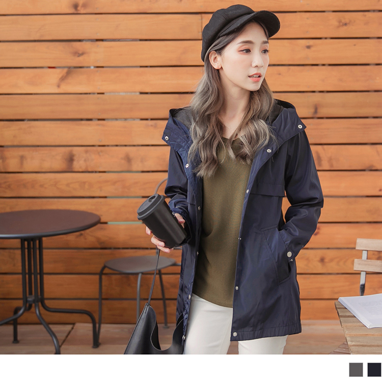 防潑水的材質提升穿著機能性， 更容易清潔防汙，達到良好的穿著品質 ! 排釦呈現設計細節，輕鬆打造冬季休閒風格 ~ ************** 小提醒： 釦可開、口袋為真 前短後長，全長為肩頂量至前衣