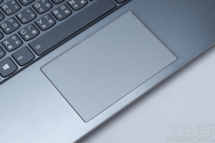 一片式觸控板，反應靈敏，也具左右鍵功能。