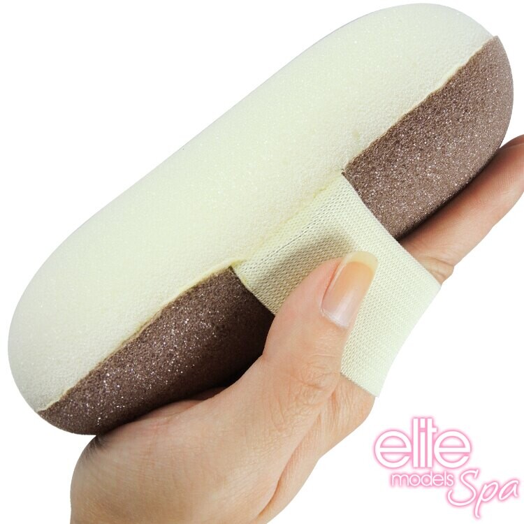 elite認為， 時尚舞台上的完美妝容源於打造完美膚質的高水準底妝， 以及創造令人過目難忘、重量級眼神的眼妝， 並以此做為品牌發展的核心，發展出一系列不退潮流的經典彩妝， 以及大受歡迎的專業刷具、美甲