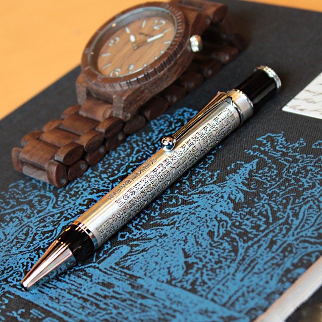 ■全金屬銅製筆身、蝕刻經文立體呈現 ■旋轉式油性原子筆，簡約便利 ■亦可替換為中性鋼珠筆芯 ■原廠禮盒包裝，送禮大方