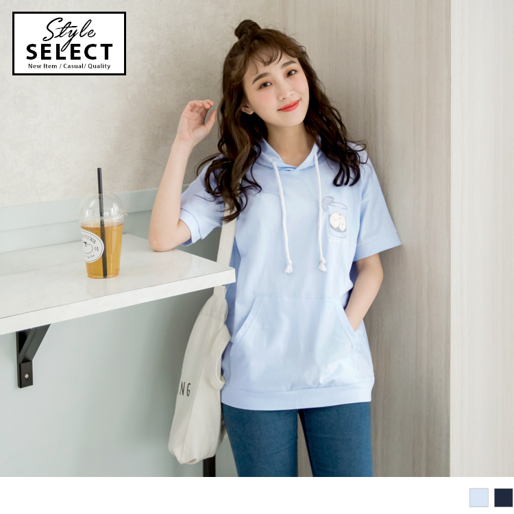 袖圍量袖拼接處 胸前的冰涼果汁燙印撘配藍色調的底色， 打造可愛清涼感的夏日氣息~ 寬版的連帽抽繩和雙口袋設計， 穿著方便舒適且俏皮迷人~ ************** 小提醒： 深色衣物建議單獨洗滌，