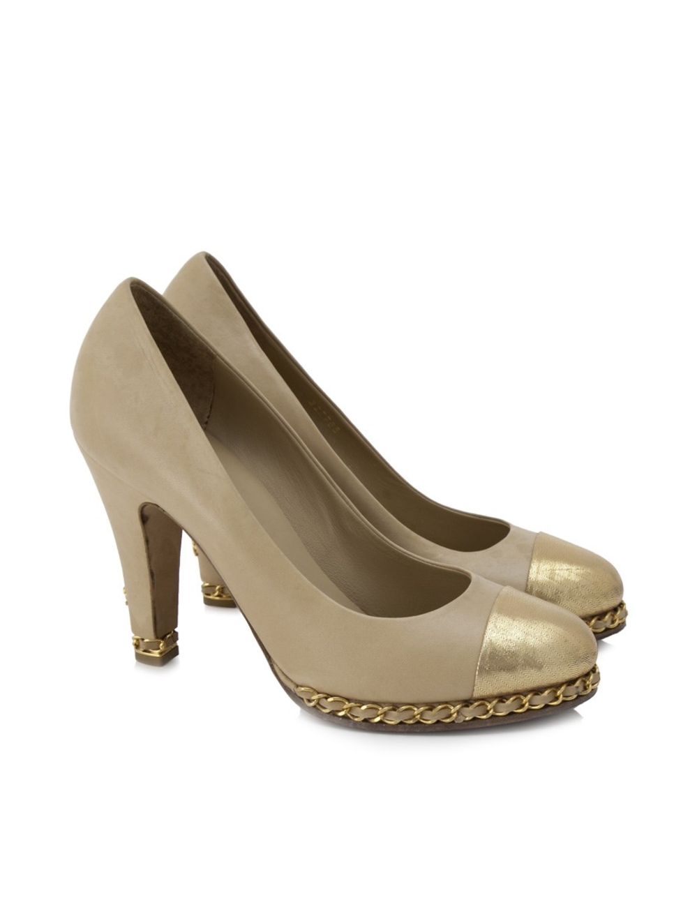 細節 皮革鞋面與金屬織物鞋面 -鏈條細節 -凸起的設計師飾有C標誌 -皮革鞋墊帶有浮雕的設計師刻字 -壓紋設計師字樣的皮革鞋底 -歐盟尺碼35 -寬度C 條件 可見的皮革鞋底磨損跡象 -皮革鞋墊和鞋面微微摺痕 -皮革鞋面輕微變色，划痕和污漬 -皮革高跟鞋上有黑色污漬 -硬件上的髮際線划痕 附加信息 - 意大利製造 -隨附原裝防塵袋 尺寸（厘米） 鞋跟高度10.5厘米 尺寸（英寸） 鞋跟高度4.1英寸 材料 -皮革 -金屬織物 顏色細節 -布朗