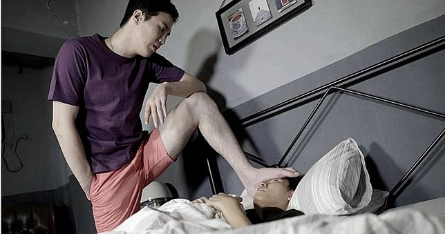 「用腳蹭臉」飄出怪味　男星喊冤：有洗過兩次