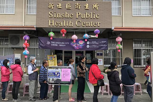 台中市各衛生所採「得來速」方式販售口罩