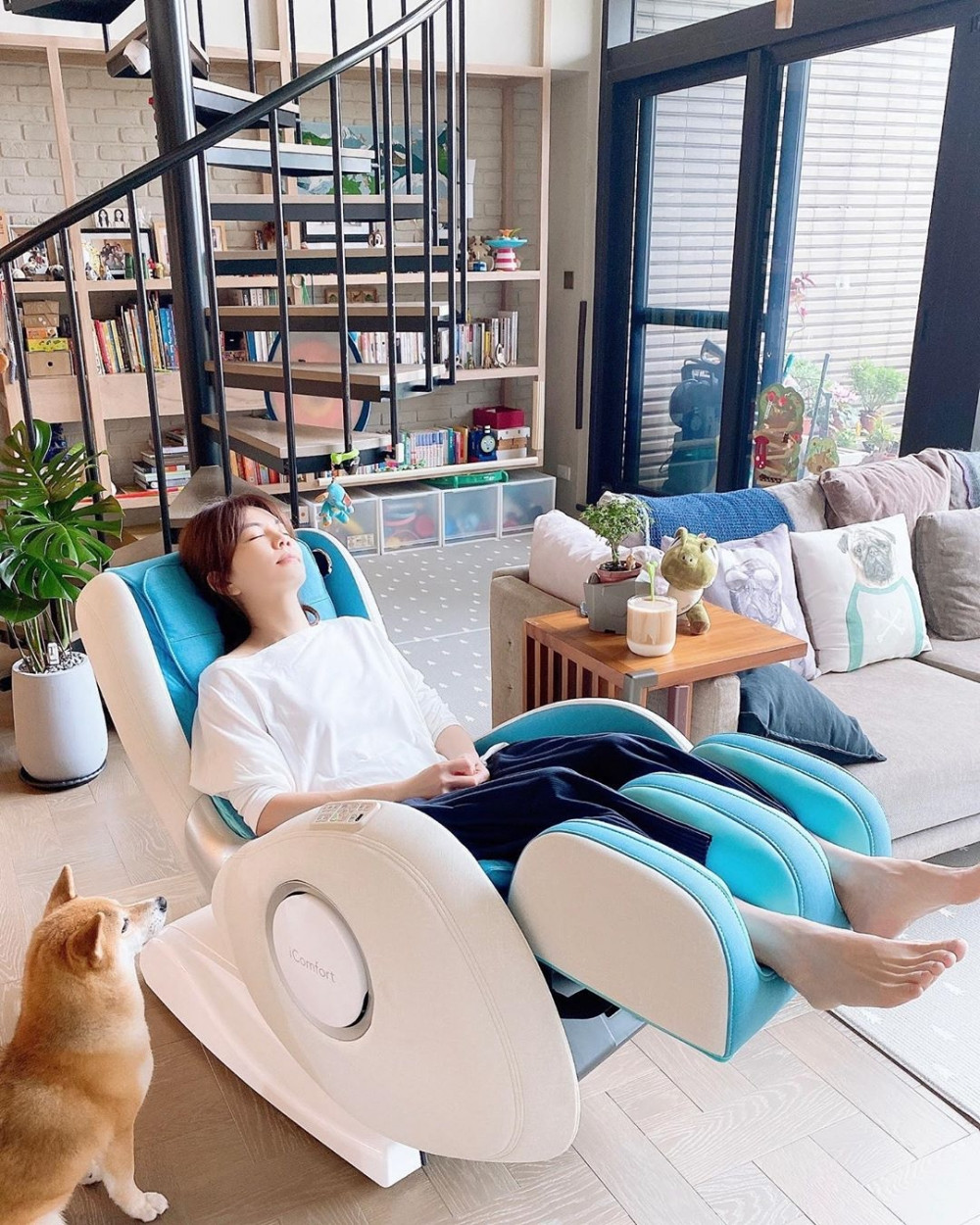 右滑看女星豪宅>>>