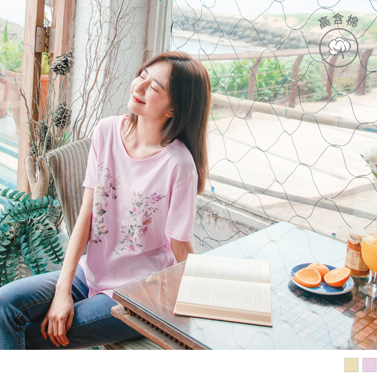 採用台灣製造、細膩做工的高含棉面料， 手感柔軟親膚、透氣舒適，使肌膚好感自在一整天。 細緻柔美的花圈印圖，搭配清新淡雅的色調，穿出溫柔小姊姊的唯美氣息~ 此款2色短袖T恤/上衣，適合年輕甜美穿搭、出遊