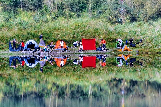 ▲各色帳篷倒影在美麗的松蘿湖面上。 （圖／Tripbaa趣吧！旅遊平台）
