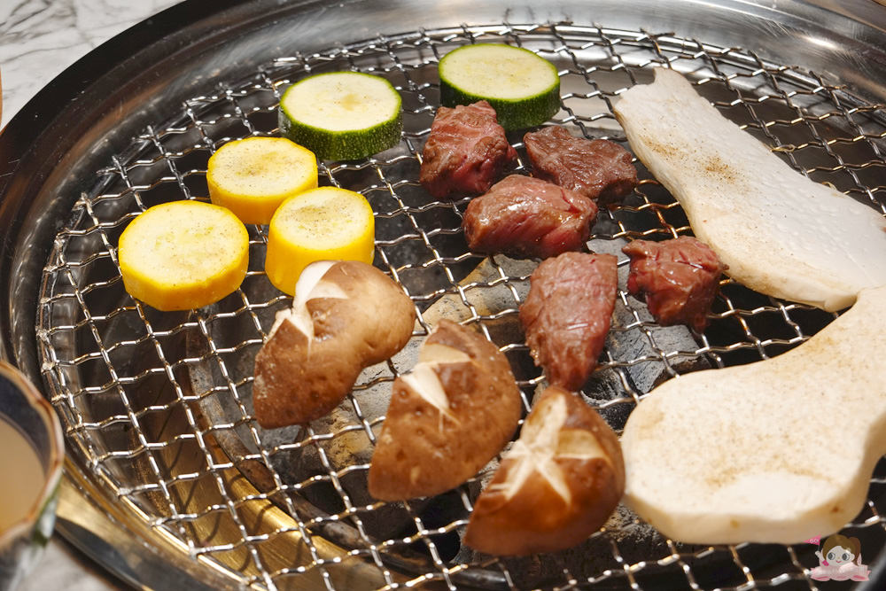 台北 遠百信義 A13 YKNK club，和牛燒肉居酒屋兼 KTV，嗨到凌晨 2 點附上燒肉管家！樂軒新作，必吃！