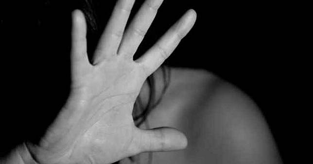 淫男強壓女子倒地：讓我發洩一下！遭咬舌踹下面　結局GG了