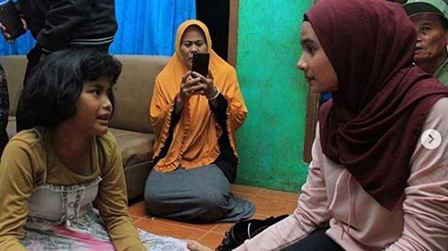 Nabila (kiri) ketika dikunjungi oleh istri dari Wakil Bupati Bandung Barat, Sonya Fatmala (kanan).