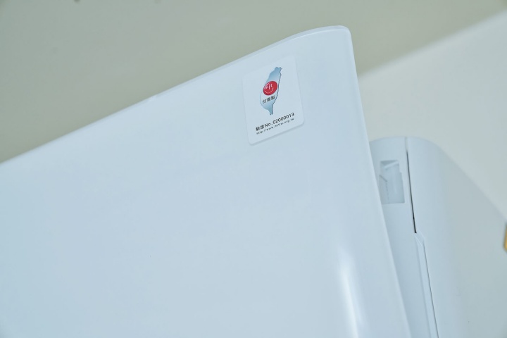 Panasonic 冷氣產品上亦能看到一個由笑臉及臺灣地圖所組成的 MIT 微笑標章，訴求台灣製造、安全健康與品質保證。