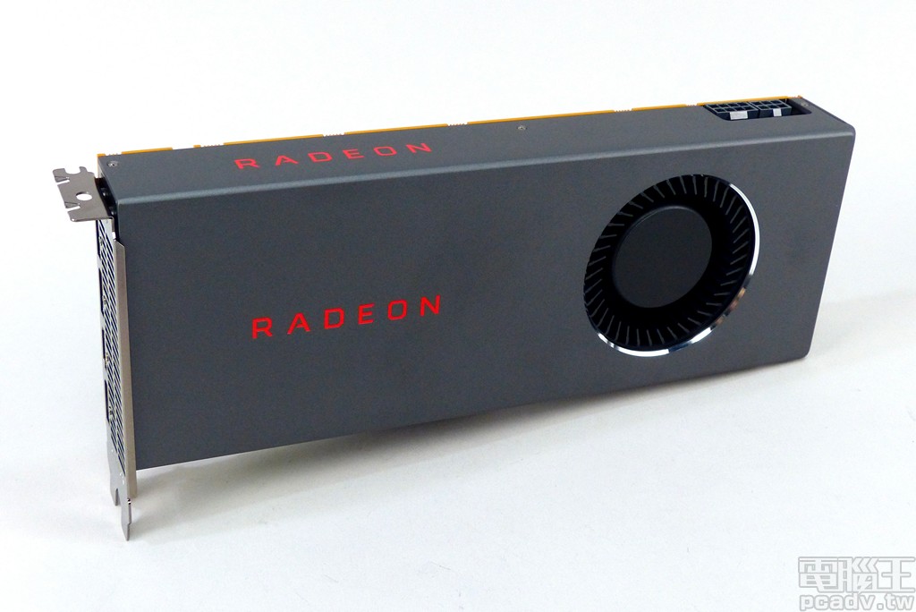 Radeon RX 5700 公版參考設計外觀較為簡潔，風扇四週採用亮面銀邊裝飾，散熱器飾蓋印有紅色 RADEON 字樣。