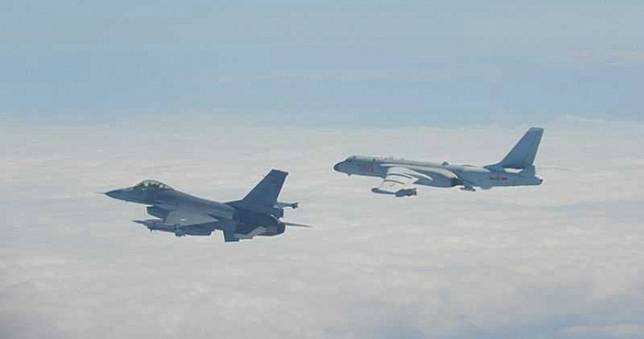 中共軍機又繞台飛行！我F-16戰機掛彈升空貼身監控