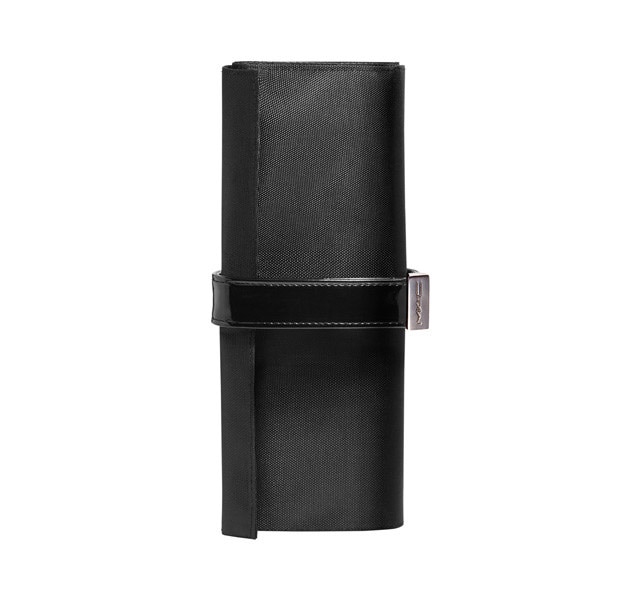 耐用、易於清潔的黑色尼龍小刷具，具有柔滑的反光內飾和對比色黑色專利手柄和綁帶。附有十個刷袋和一個拉鍊袋。MAC 最愛M.A.C專業小刷具包