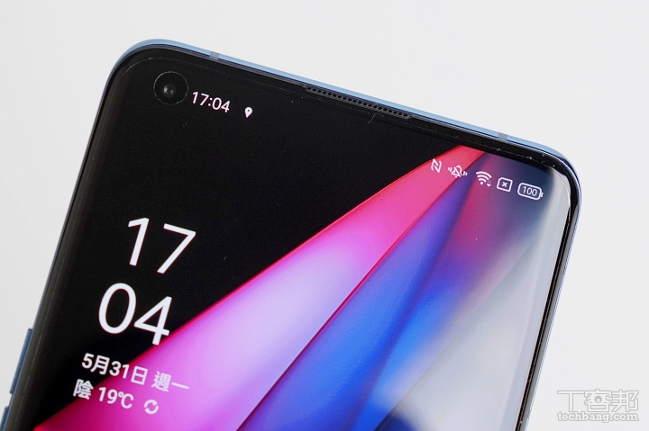 前鏡頭為挖孔設計，放入 3200 萬畫素 f/2.4 前鏡頭。