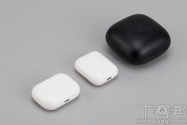兩款AirPods系列充電盒維持小而美的設計風格，惟AirPods Pro外型較二代AirPods往橫向、扁平發展；至於Powerbeats Pro充電盒則相當於女性粉餅盒大小，三款皆可透過盒外LED燈號判斷電力狀態。