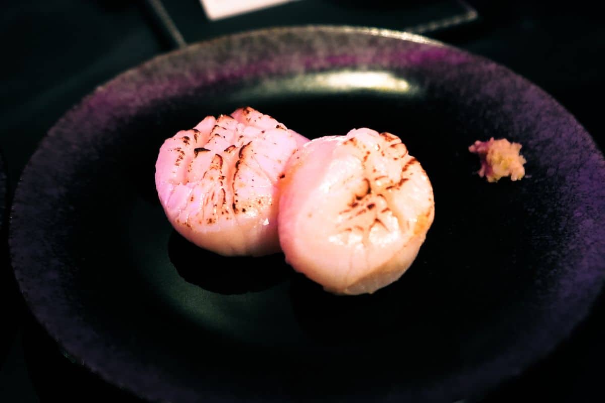 這個是生食級的大干貝，在表面有燒微炙燒過，吃起來的時候又多了一種香氣