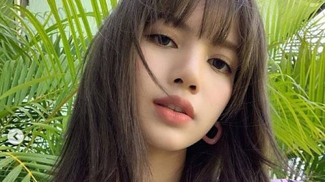  visual Lisa ketika di Paris menjadi bahan pembicaraan warganet Pose di Menara Eiffel, Gaya Lisa BLACKPINK Curi Perhatian