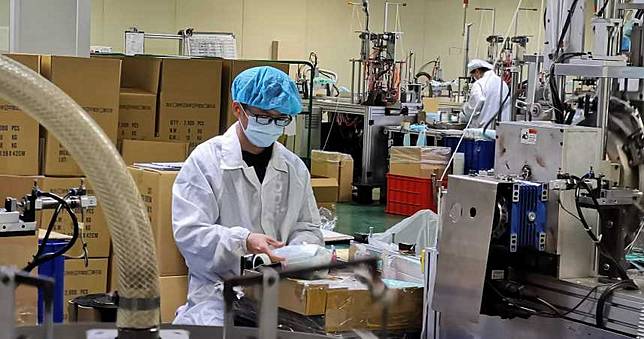 口罩製造商苦惱訂單量太大　老闆：超過生產力20倍