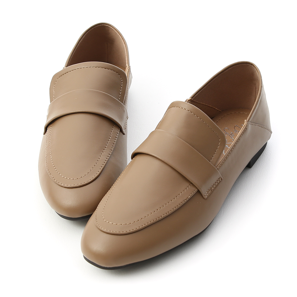 今年一定要擁有的經典款loafer 鞋面的經典剪裁百搭又實穿 2way後踩設計讓妳一秒套入就能出門 不但好穿好走，更是一年四季的百搭款 隨意搭配就能穿出屬於自己的style 絕對是女孩鞋櫃中最百搭的定