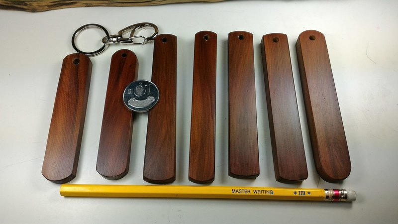 照片最左邊兩支短的已售出。 1.保證台灣原木。 2.手工製作，作工細密。 外觀尺寸： 十元硬幣，可以示意大小，鉛筆長19cm。 材質：台灣紅豆杉