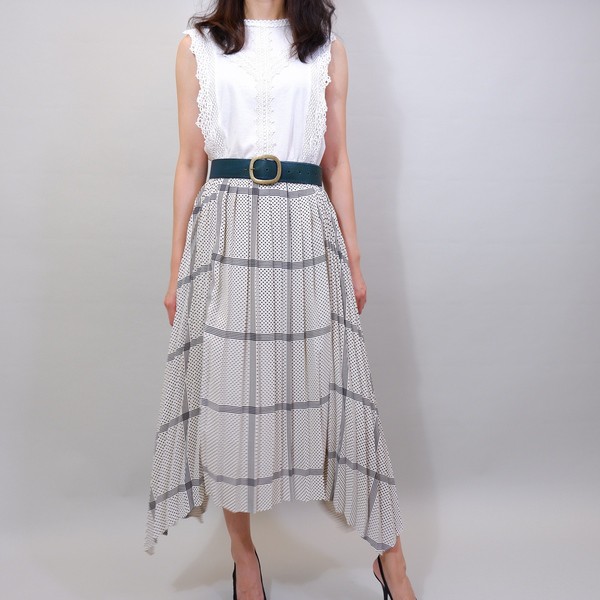 Made in Korea. Free Size這件集結了百褶裙兩大作法，刀褶＆風琴褶用刀褶設計，維持了百褶裙的規律；用風琴褶，創造了輕盈流動感特殊壓摺技術，折線立體，因為長度夠，裙身具份量感與垂墜感兩側不規則長度設計，給甜美的高腰澎圓裙型多添了分獨特性腰圍鬆緊帶不挑身形，附內裏不透光 洗滌方式洗滌時，水溫請低於30°C；請使用中性洗劑；請勿長時間浸泡請放入大小適中之細網洗衣袋中弱速水洗，以保持商品型態衣物請勿直接曝曬在日光下，以避免衣物褪色、硬化尺寸腰圍中間裙長兩側裙長Free Size327591* 平放測量，單位：公分* 因布料彈性、水洗處理、人工測量等因素，本表尺寸與實際商品可能略有誤差* Model: 身高167cm，體重48kg* 平放測量，單位：公分* 因布料彈性、水洗處理、人工測量等因素，本表尺寸與實際商品可能略有誤差Lala實穿心得：說實在的，韓國的版型都偏大，這件本來就是要穿高腰的，但對Lala而言(Lala高腰25 )，這件穿高腰有點大，不過繫上腰帶也是可以解決這問題，同時也比較有腰身；建議不論是穿高腰或中腰，繫上腰帶是真的比較好看有型，大家參考囉【鑑賞期及退貨注意事項】1.提供15天鑑賞期之權益(含例假日，此為考慮期並非試用期)，若商品如經拆封、使用、以致缺乏完整性即失去再販售價值時，恕無法退貨。2.退貨商品須為全新狀態且包裝完整商品（保持退貨商品、內外包裝、贈品等之完整性）。3.若要退貨，請以原始包裝方式寄回，包含完整無損之外箱、商品、包裝紙，目錄、吊牌、贈品等，若原外箱已遺失，請另使用紙箱包覆於商品原廠包裝外，切勿直接於原包裝上黏貼紙張或書寫文字，來做寄送，若原盒內所有物品有損壞或遺失，恕不接受退貨。4.15天鑑賞期，不可適用於以下情況，如留有污漬、磨損、有異味、配件不全，恕不接受退貨。5.因電腦解析度及螢幕等問題會有色差差異，以收到的商品實品為準。6.若對商品或是貨況有任何問題歡迎使用聊聊洽詢，國定假日、例假日賣場暫停回覆訊息及出貨