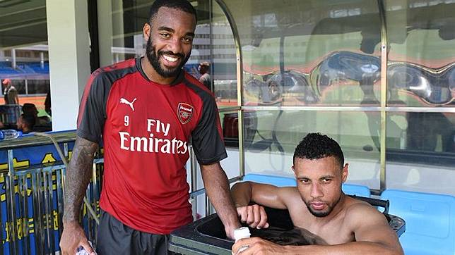 Theo Walcott Berendam di Tempat Sampah