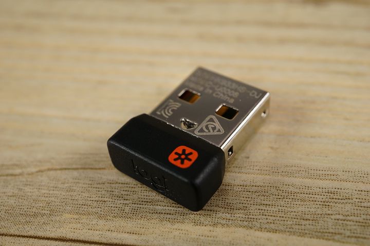 電腦只需要插上一個 Unifying 接收器，就能同時連接 MX Master 3 與 MX Keys 兩款設備。