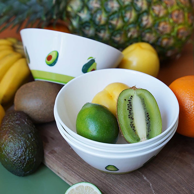 這個系列的靈感來源於墨西哥，湛藍色的天空萬裡無云，龍舌蘭調制的雞尾酒冒著氣泡，廣場上傳來迷人的音樂，空氣中夾雜著玉米片和牛油果醬的香氣。我們將墨西哥特產的牛油果與幾何及植物花紋圖案結合，稚童涂鴉一般的