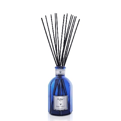 • 意大利高端汽車品牌 Maserati 專屬訂製香氛，柑橘與山蒼子自然清爽的氣息，綴以天竺葵與薰衣草的沉著寧靜，最後帶入石南根、檀香與麝香，空氣中層層交疊出深邃濃郁的木質香氣。科學實驗室裡的調香師D