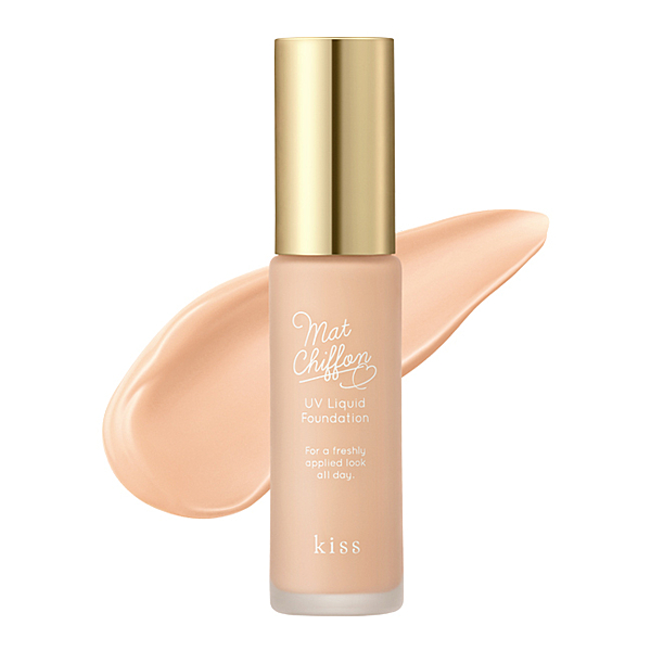 零厚重感的無瑕美肌：質地輕透不厚重、與肌膚緊密貼合不浮粉。