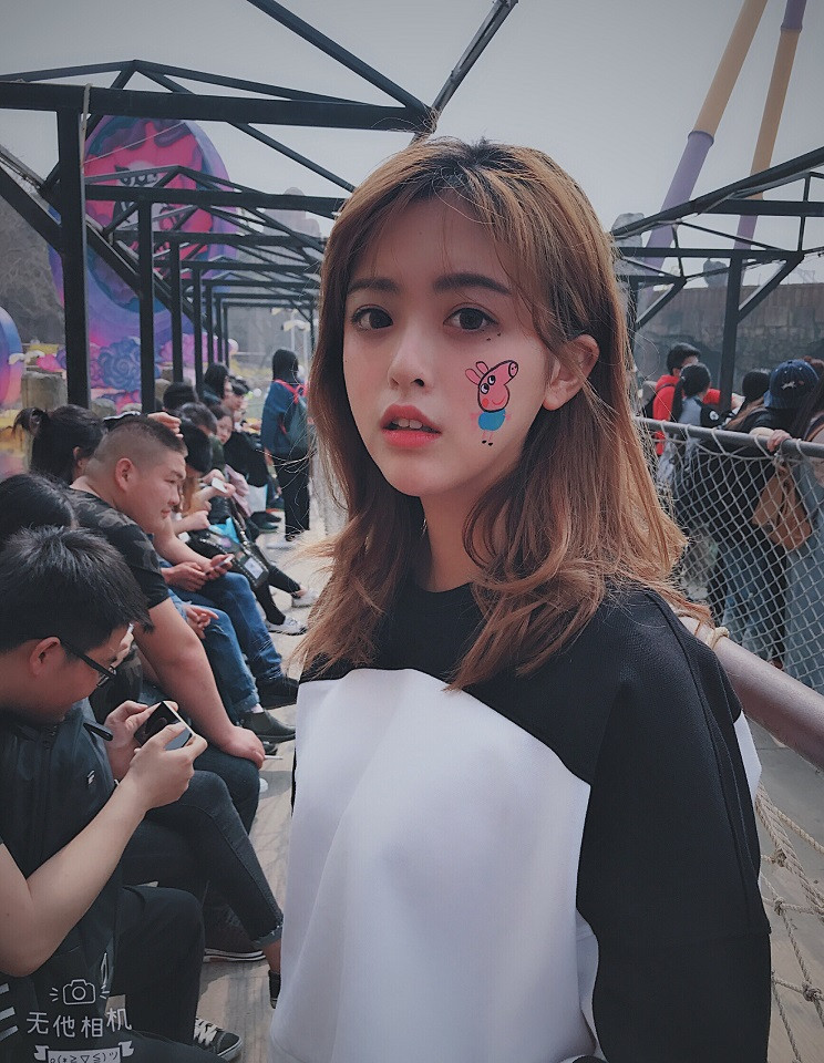 《以家人之名》女演員私服3：宋芳園 飾演 秦美央(小橙子)