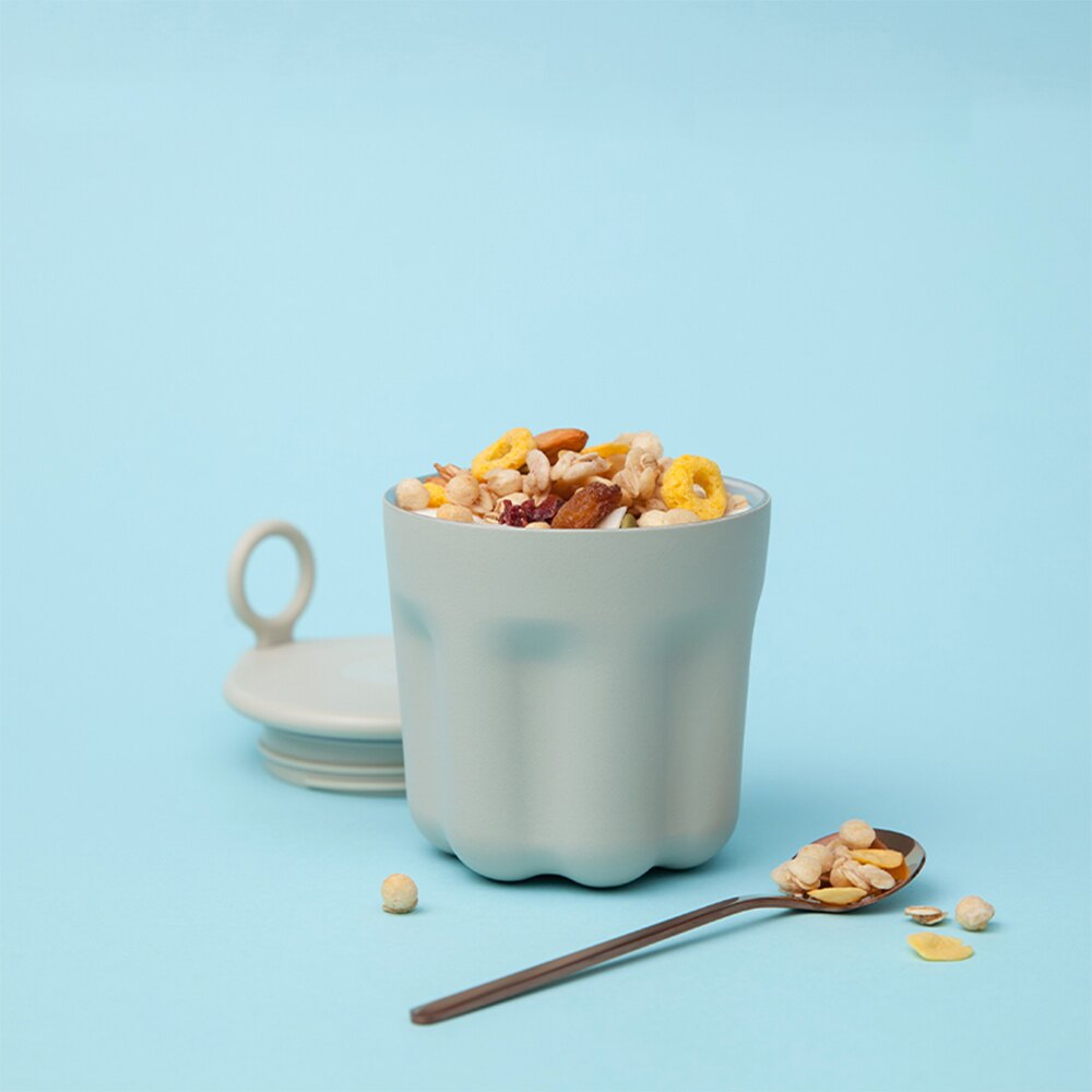 ◆輕巧迷你，旅遊上班都可以 ◆矽膠提手，清膚柔軟 ◆密封設計，不怕杯水外漏 ◆8cm超寬口設計，沖洗泡飲都方便 ◆5層不鏽鋼杯身，6小時保溫保冷 ◆色彩出眾，共5色可選