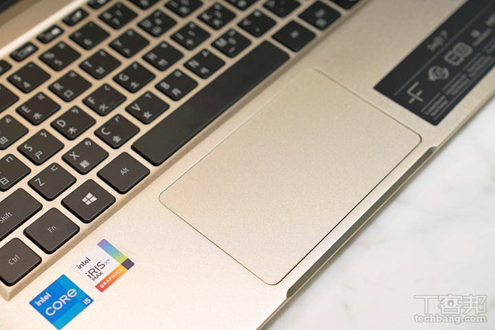 一片式觸控板面積為10.5×6.5（mm），支援手勢操作與多點觸控功能，同樣為狩獵金色，靈敏度也屬於水準以上，按壓感偏硬。