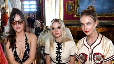 「格雷女」達珂塔強森帶妹妹們看秀！3 個姐妹顏值超高、全場最吸睛