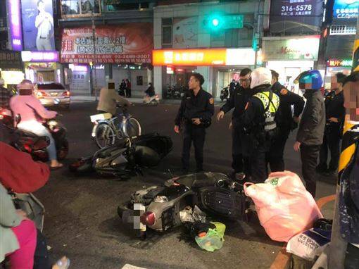 汽車闖紅燈拒檢逃逸　超驚險畫面曝光