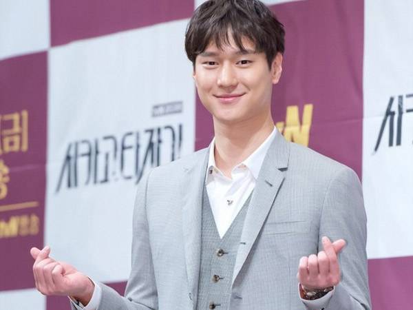 Setelah 'Siswa Rajin' dan 'Gentleman', Go Kyung Pyo Tampilkan Sisi Misterius di 'Chicago Typewriter'