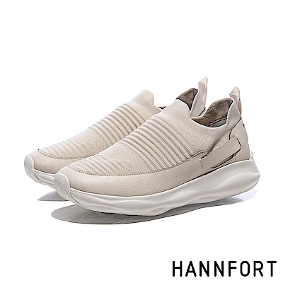 SUPREMEKNIT高彈性編織鞋面，一體成形高科技編織技藝，適合各種腳型立體波浪紋超輕跑鞋鞋底，專為女性跑者設計套入式鞋領口+防磨設計，一秒入腳，輕鬆出門