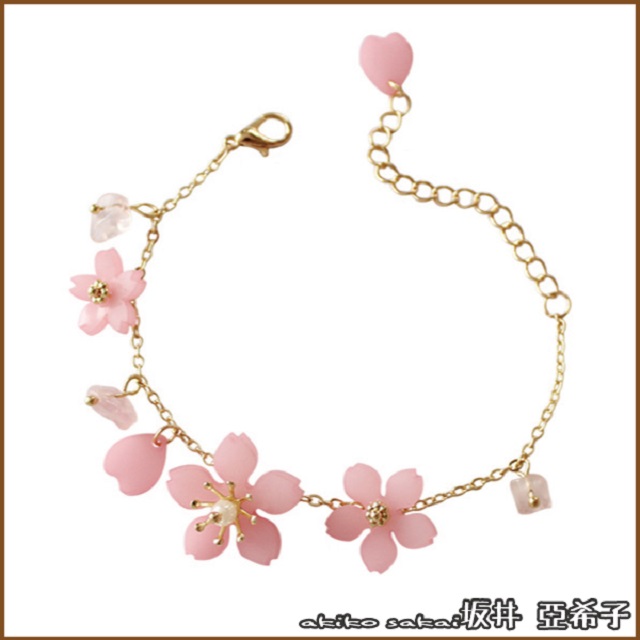 “每天戴著它都會發光”以優雅的質感材質，可愛的設計於成年女孩心中。小巧的事物總有獨特的魅力....將日本當季流行的元素，結合清新植物、童趣動物等設計主題創作成獨特的日常穿搭配件充滿話題逗趣的童話風格，