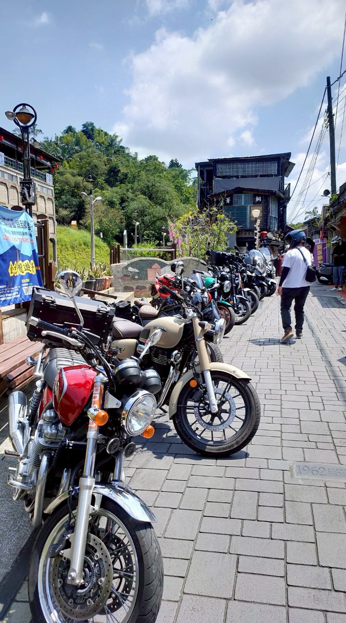 中年大叔熟齡姐姐就愛騎車兜風