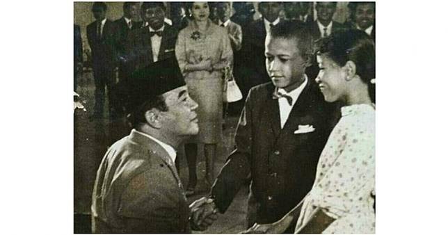 Beredar Foto Mirip Obama Kecil Bersalaman dengan Bung Karno, Benarkah?