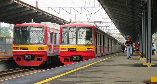 Gak Sadar, yang Sering Naik Commuter Line Pasti Sering Ketemu Sama 8 Orang Ini