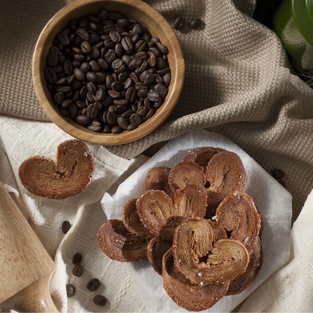 商品內容物 ：咖啡蝴蝶餅乾※蛋奶素下單前可先聊聊私訊我們⚠注意⚠ 千層酥是易碎食品!!!!#如收到產品有任何問題請來電 02-29041768或聊聊私訊『商品統一都是由公司發貨配送』#萌焙司 #萌焙司