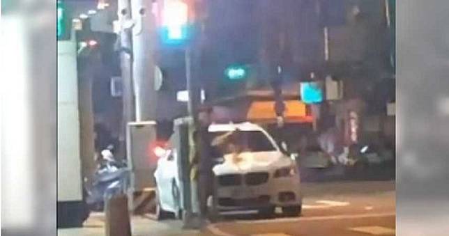 台中驚見大馬路活春宮　裸女趴BMW銷魂聲響徹雲霄