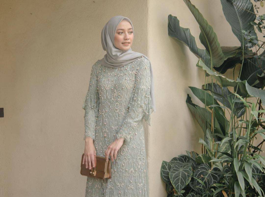 5 Ide Outfit Kondangan Warna Abu Yang Ayu Elegan Ala Mega Iskanti Cewekbanget Id Line Today