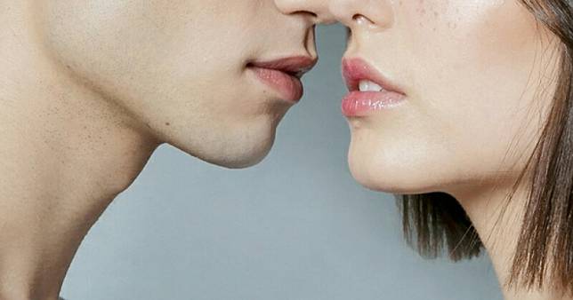 5 Jenis Ciuman Ini Ciptakan Foreplay Semakin Intim dan Bergairah